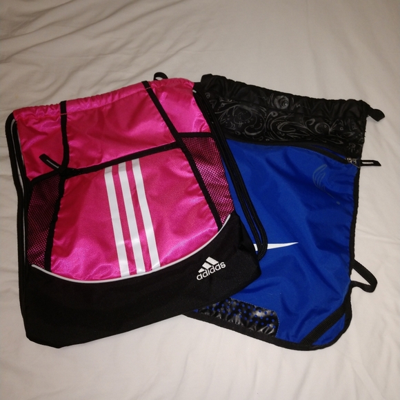 2 Drawstrings bags.